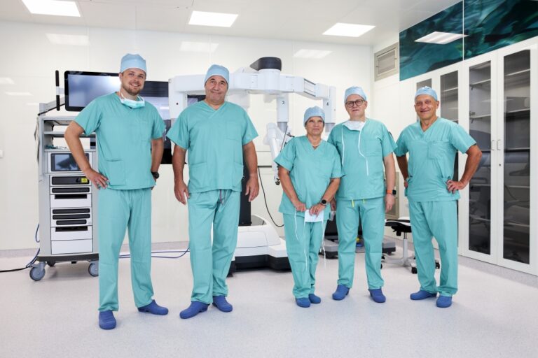 Zdjęcie zespołu, system robotyczny DaVinci w USKP