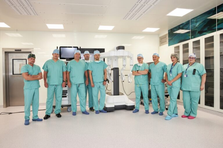 Zdjęcie zespołu, system robotyczny DaVinci w USKP