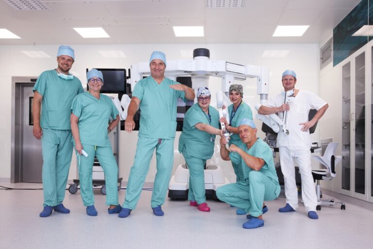 Zdjęcie zespołu, system robotyczny DaVinci w USKP