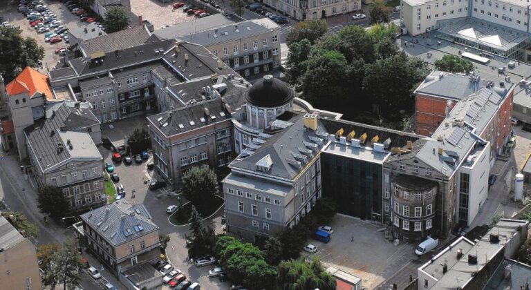 Zdjęcie z drona budynków szpitala przy ul. Długa 1/2