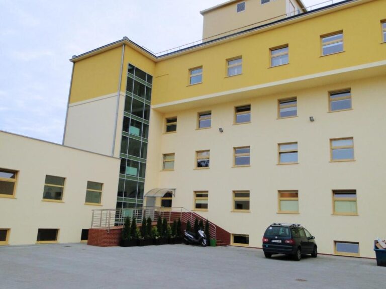 Fasada szpitala USK z parkingiem