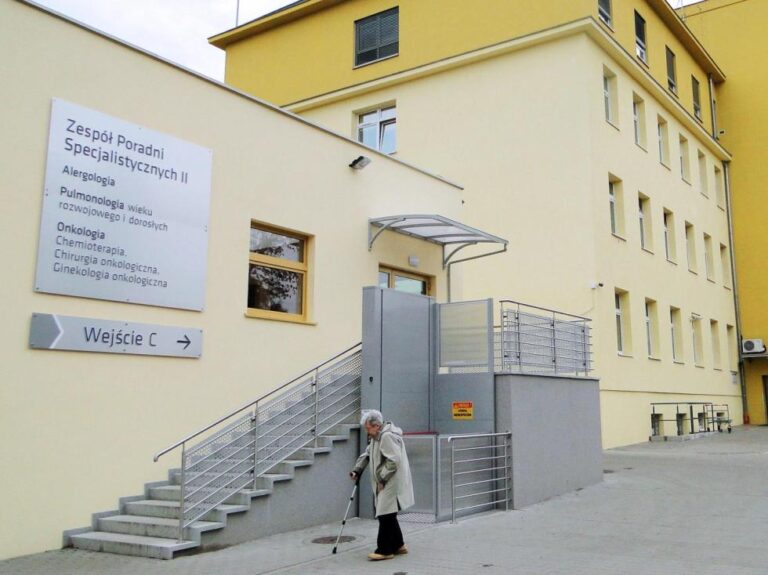 Fasada szpitala USK, wejście C do Poradni Specjalistycznych