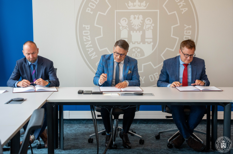 Podpisanie dokumnetów przez zespół Politechniki Poznańskiej