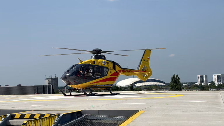 Śmigłowiec Lotniczego Pogotowia Ratunkowego lądujący na lądowisku przy szpitalu