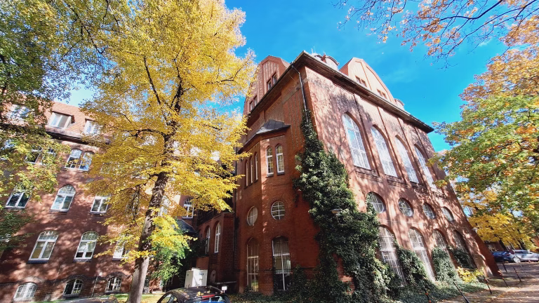 Fasada szpitala USK z wejściem głównym i otoczeniem