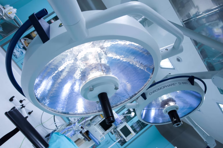 Sala zabiegowa / operacyjna z wyposażeniem medycznym