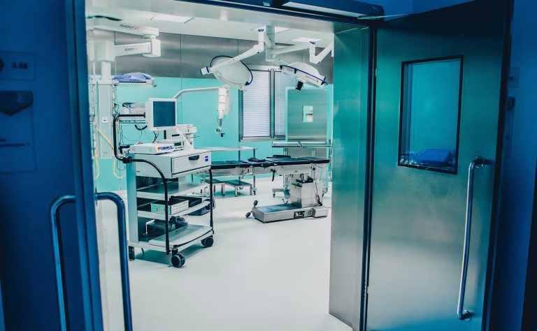 Sala zabiegowa / operacyjna z wyposażeniem medycznym