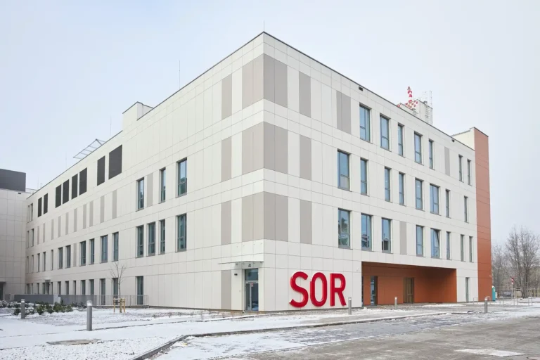 Fasada szpitala USK z wejściem do SOR przy ul. Grunwaldzkiej 55