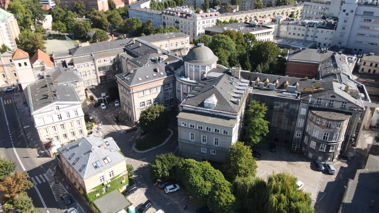 Zdjęcie z drona budynku szpitala przy ul. Długa 1/2