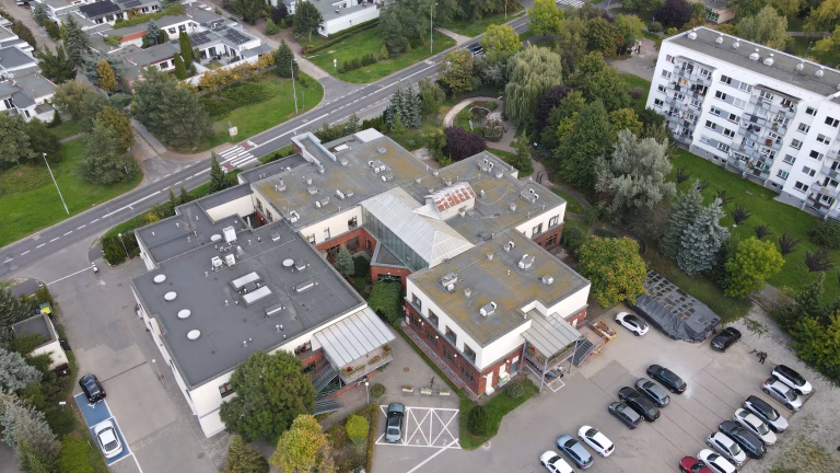 Zdjęcie z drona budynku szpitala przy Os. Rusa