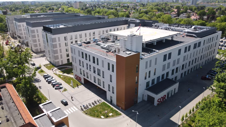 Fasada szpitala USK z wejściem głównym i otoczeniem przy ul. Grunwaldzkiej 55