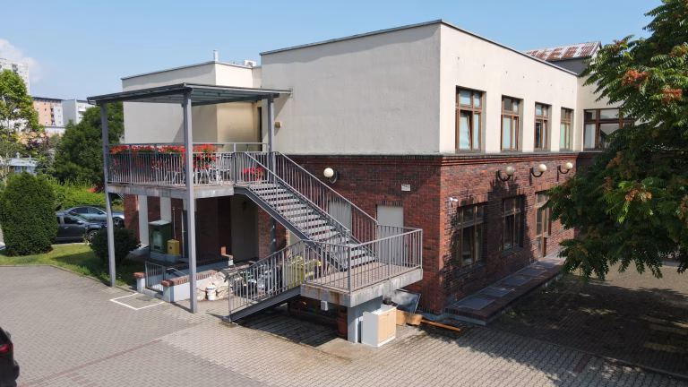 Fasada szpitala USK z otoczeniem