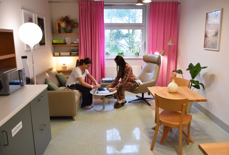 Pacjenci na oddziale szpitala w sali wypoczynkowej