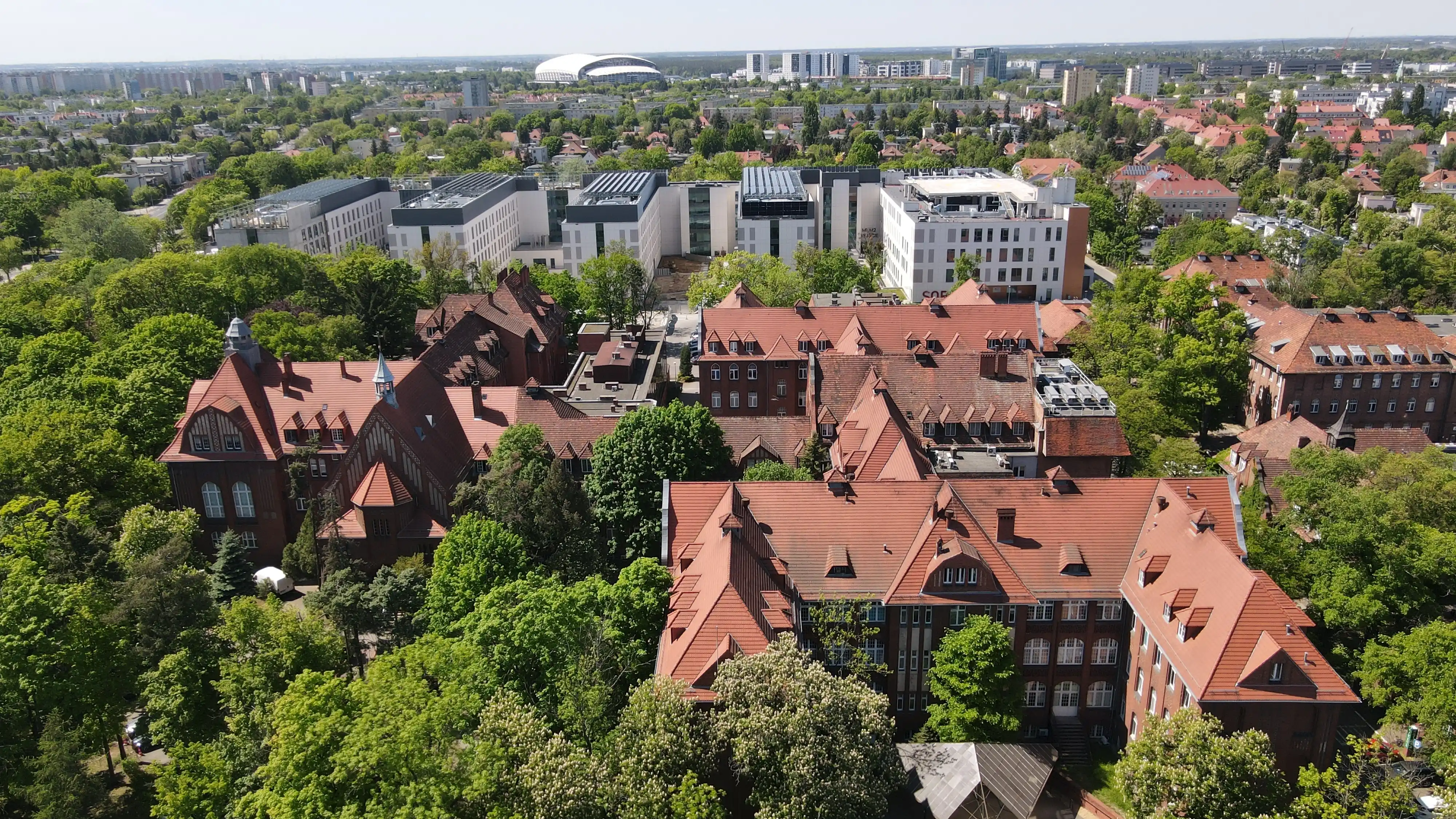 Zdjęcie budynków szpitala z drona